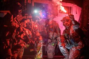 soldados Listo a fuego durante militar operación a noche foto