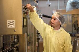 profesional enólogo controlador vino haciendo proceso y calidad a lagar fábrica foto