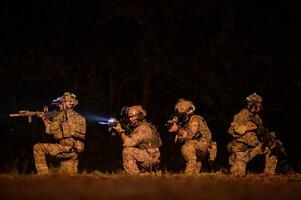 soldados en militar operación a noche en soldados formación foto