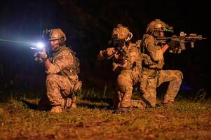 soldados Listo a fuego durante militar operación a noche foto