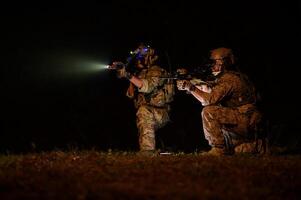 soldados en militar operación a noche en soldados formación foto