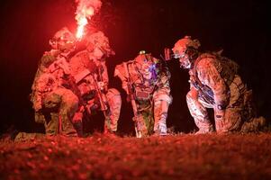 soldados en camuflaje uniformes puntería con su rifles Listo a fuego durante militar operación a noche, soldados formación en un militar operación foto