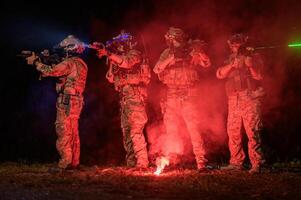 soldados en militar operación a noche en soldados formación foto