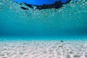 cristal Oceano agua en zona tropical con blanco arena submarino foto