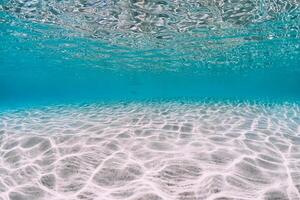 turquesa Oceano con arenoso fondo submarino. tropical mar en paraíso isla foto