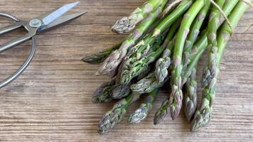 grappes de vert brut asperges. video