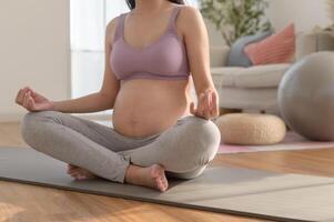 sano embarazada mujer hacer ejercicio y haciendo prenatal yoga, meditación, trabajando afuera, yoga, el embarazo concepto. foto