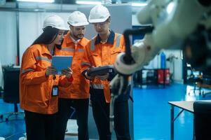 un grupo de robótica ingenieros trabajando con programación y manipulando robot mano, industrial robótica diseño, alto tecnología instalación, moderno máquina aprendiendo. masa producción automáticas. foto