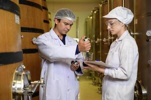 profesional enólogo controlador vino haciendo proceso y calidad a lagar fábrica foto