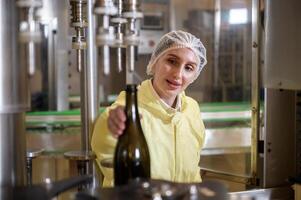 profesional enólogo controlador vino haciendo proceso y calidad a lagar fábrica foto