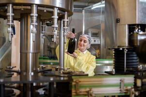 profesional enólogo controlador vino haciendo proceso y calidad a lagar fábrica foto