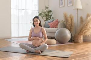 sano embarazada mujer hacer ejercicio y haciendo prenatal yoga, meditación, trabajando afuera, yoga, el embarazo concepto. foto