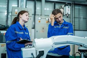 un grupo de robótica ingenieros trabajando con programación y manipulando robot mano, industrial robótica diseño, alto tecnología instalación, moderno máquina aprendiendo. masa producción automáticas. foto