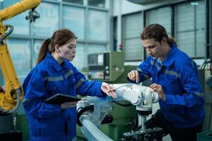 un grupo de robótica ingenieros trabajando con programación y manipulando robot mano, industrial robótica diseño, alto tecnología instalación, moderno máquina aprendiendo. masa producción automáticas. foto