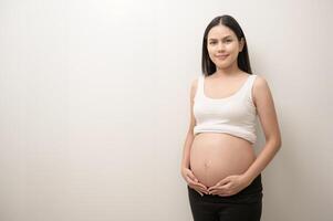 retrato de hermosa embarazada mujer, Fertilidad esterilidad tratamiento, FIV, futuro maternidad concepto foto