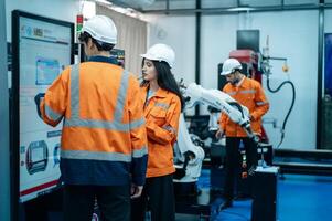 un grupo de robótica ingenieros trabajando con programación y manipulando robot mano, industrial robótica diseño, alto tecnología instalación, moderno máquina aprendiendo. masa producción automáticas. foto