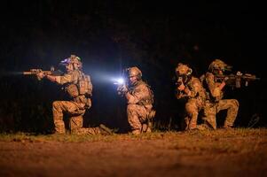 soldados en militar operación a noche en soldados formación foto