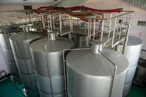 vino fermentación tanques en moderno vino fábrica foto