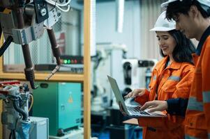 un grupo de robótica ingenieros trabajando con programación y manipulando robot mano, industrial robótica diseño, alto tecnología instalación, moderno máquina aprendiendo. masa producción automáticas. foto