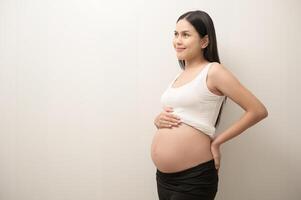 retrato de hermosa embarazada mujer, Fertilidad esterilidad tratamiento, FIV, futuro maternidad concepto foto