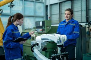 un grupo de robótica ingenieros trabajando con programación y manipulando robot mano, industrial robótica diseño, alto tecnología instalación, moderno máquina aprendiendo. masa producción automáticas. foto