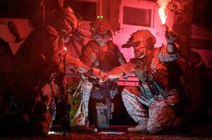 soldados Listo a fuego durante militar operación a noche foto