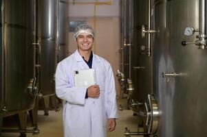 profesional enólogo controlador vino haciendo proceso y calidad a lagar fábrica foto