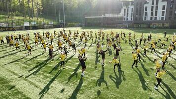 ukraina lviv 26.05.2024 fotboll team Träning på en solig fält, en stor grupp av ung fotboll spelare tåg på en solig fält, demonstrera lagarbete, träning, och utomhus- aktivitet i en strukturerad video