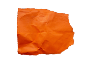 gescheurd gerimpeld oranje papier stuk Aan transparant achtergrond. kopiëren ruimte png
