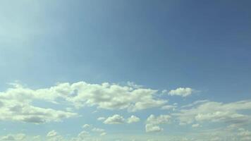 espaço de tempo do azul céu com nuvens fundo video