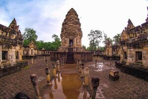 paisaje histórico parque. el antiguo templo ese regalos humanos es situado en de tailandia histórico ciudad. mundo herencia. foto