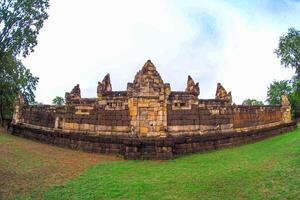 paisaje histórico parque. el antiguo templo ese regalos humanos es situado en de tailandia histórico ciudad. mundo herencia. foto