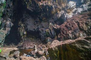 el hermosa puntos de vista de el estalactita y lleno de estalagmitas cueva en justicia khlong ngu nacional parque, tailandia a el cueva salida es un pequeño cascada también. foto