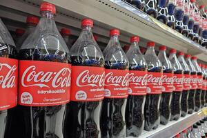 bangkok, Tailandia mayo 11, 2024 coca coca en el estante en supermercado. el Coca Cola compañía, americano sociedad fundado en 1892. foto