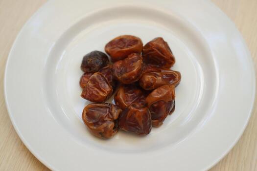 Fresco fechas arreglado pulcramente en un blanco lámina, Listo a ser disfruté. foto