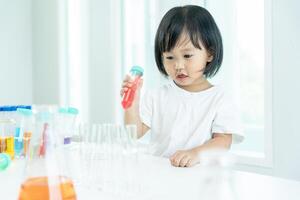 niños científico educación científico en laboratorio. médico niño aprendiendo, biotecnología, descubrir, imaginar, ejecutivo función, niño, educación, inteligencia cociente, emocional cociente foto