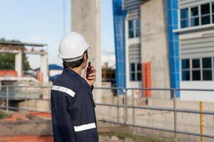 mantenimiento y inspector. mantenimiento ingenieros son utilizando walky hablando a informar el resultados de inspección de edificios y estructuras irrigación ingenieros son explorador compuerta sistemas foto