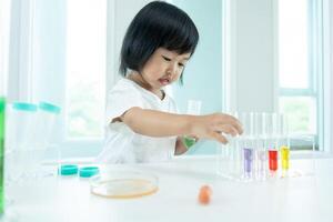 niños científico educación científico en laboratorio. médico niño aprendiendo, biotecnología, descubrir, imaginar, ejecutivo función, niño, educación, inteligencia cociente, emocional cociente foto