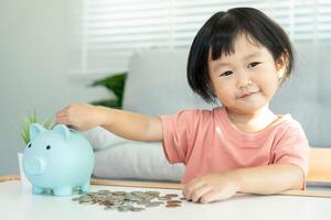 ahorrar dinero. niños poniendo monedas para ahorrar. riqueza, finanzas, seguros, inversiones, educación, futuro, planificar la vida, aprender, banca, familia, salud, salud y seguros de accidentes. foto