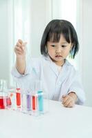 niños científico educación científico en laboratorio. médico niño aprendiendo, biotecnología, descubrir, imaginar, ejecutivo función, niño, educación, inteligencia cociente, emocional cociente foto