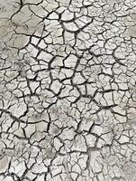 sequía y global calentamiento agrietado pared de un seco lago. foto