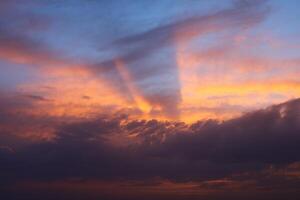 un puesta de sol cielo con nubes y un púrpura cielo con un pocos nubes foto