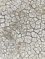 sequía y global calentamiento agrietado pared de un seco lago. foto