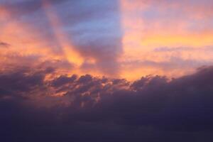 un puesta de sol cielo con nubes y un púrpura cielo con un pocos nubes foto