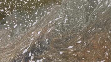virvlande förorenad vatten med skum och skräp i en flod närbild som visar miljö- påverkan video