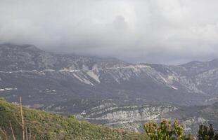 primavera en el montañas, hermosa montaña paisaje. ver de el montaña rango y verde arboles verano, otoño y invierno. buda, montenegro Europa. antecedentes. para texto. bandera. tarjeta postal. foto