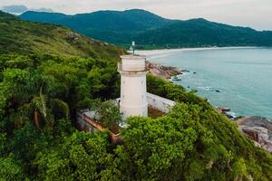 zumbido ver de línea costera con faro y Oceano en Papa Noel catarina isla, Brasil foto