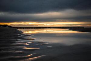 puesta de sol en el playa en leba, báltico mar, Polonia foto