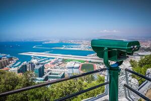 un aéreo ver de Gibraltar, sus centro de deportes acuáticos y el Mediterráneo mar como visto desde el rock de Gibraltar foto