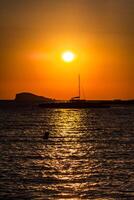 puesta de sol a el playa cala conta,ibiza,españa foto